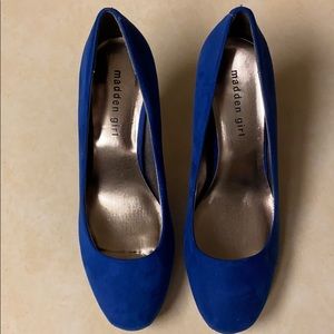 Blue suede dress pumps